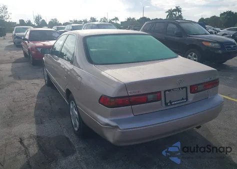 1998 Toyota Camry Le V6 z USA, uszkodzony, nr VIN 4T1BF22K4WU062144